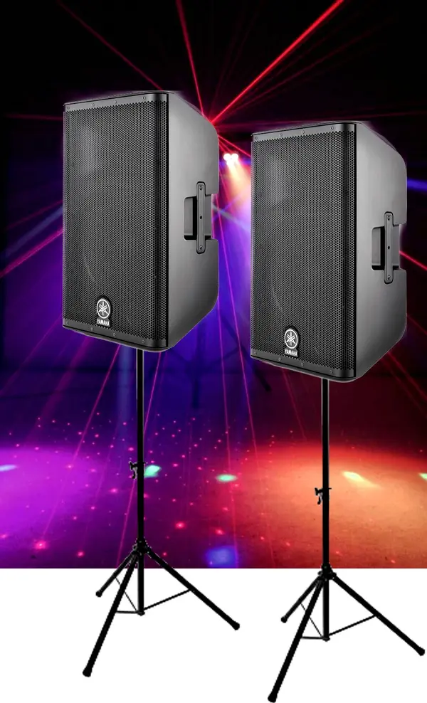 Zwei Boxen auf Stativen im Lichteffekt