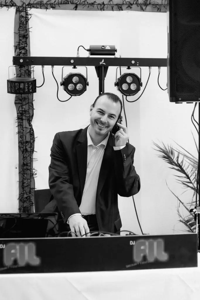 Fil mit Kopfhörern am DJ-Pult, schwarz-weiß