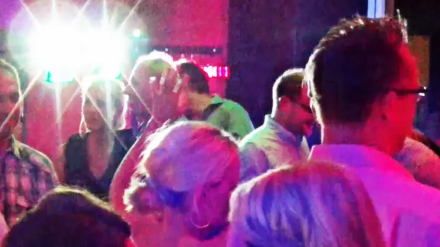 Gäste feiern im bunten Partylicht