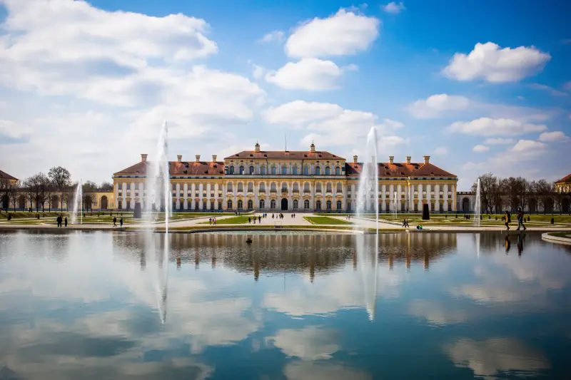 Schloss Schleißheim mit Springbrunnen an einem sonnigen Tag
