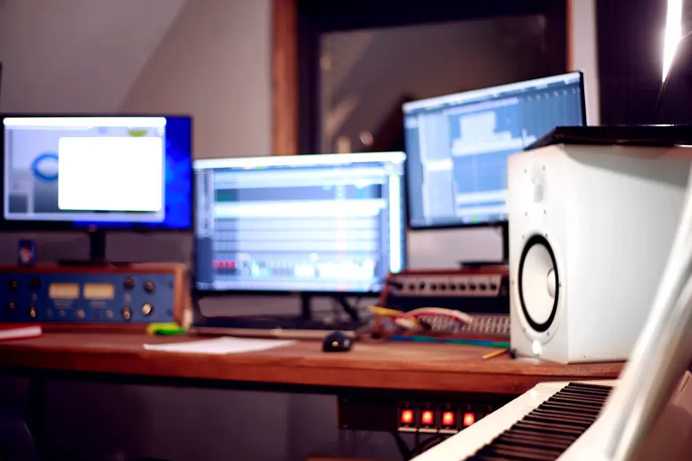 Regieplatz im Tonstudio mit Monitoren, Mischpult und Lautsprechern