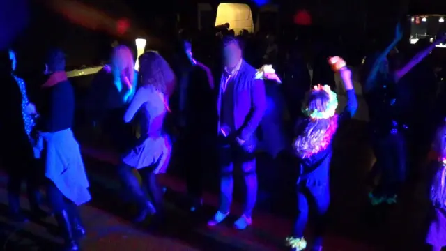 Gäste tanzen im blauen Licht